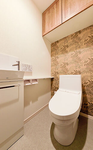 RESTROOM